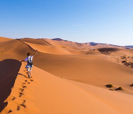 Frau in Wüste in Namibia
