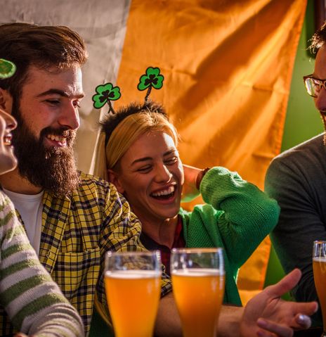 Menschen feiern St. Patricks Day