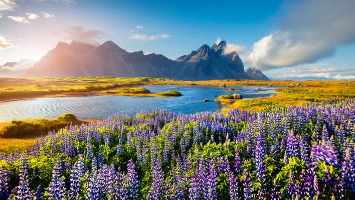 Naturlandschaft mit Gebirge in Island