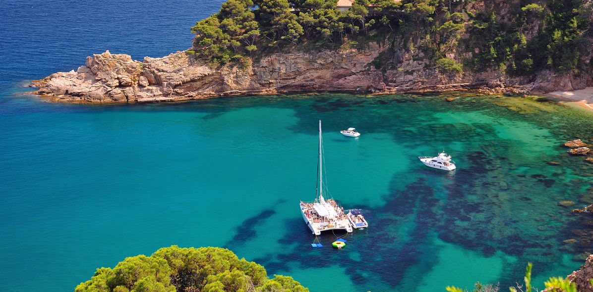 Bucht und Boote in Katalonien