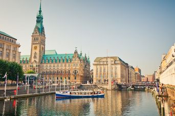 Die kleine Alster mit Blick auf das Hamburger Rathaus