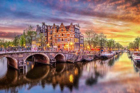 Gracht mit Sonnenuntergang in Amsterdam