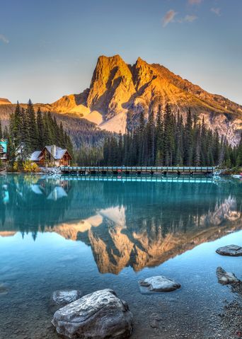 Spiegelnder Bergsee im Yoho Nationalpark mit Felsen, Wald und Abendlicht