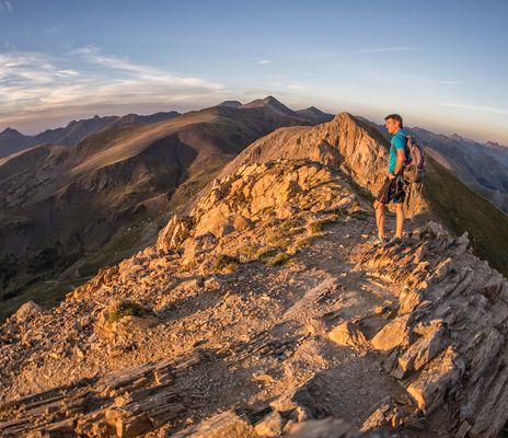 Wanderer auf Berg in Andorra