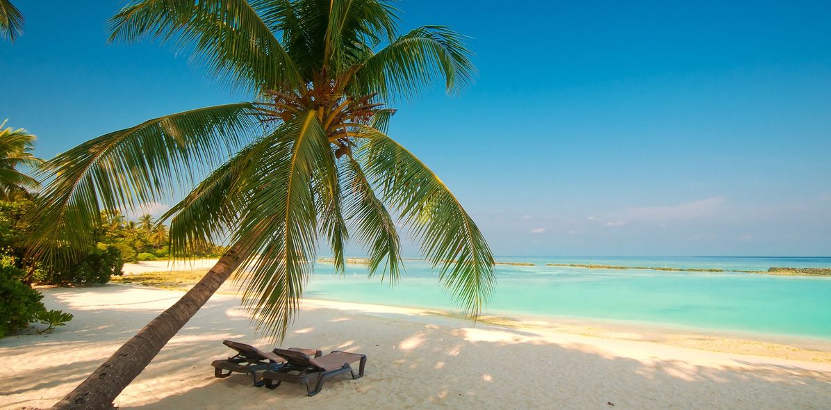 Strand und Liegestühle auf den Malediven