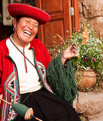 Frau mit peruanischer traditioneller Kleidung