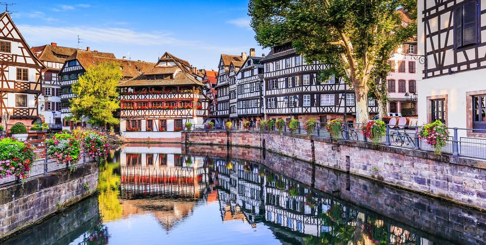 Blick auf sich im Rheinufer spiegelnden Fachwerkhäuser in Straßbourg, Frankreich