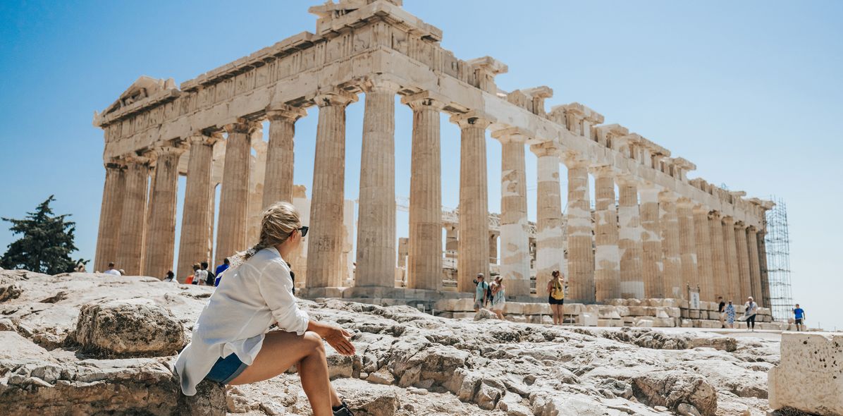 Frau vor der Akropolis in Athen