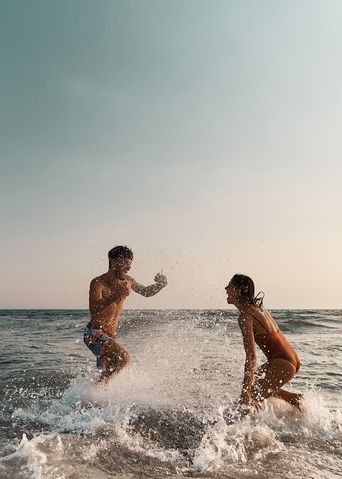 Paar hat Spaß beim baden im Meer