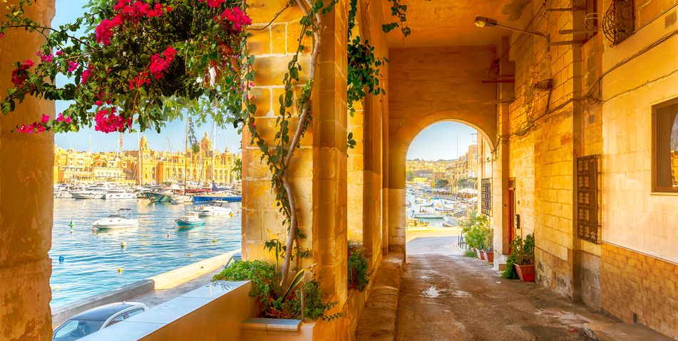 Schöne Gasse mit Blick auf den Grand Harbour in Birgu auf Malta