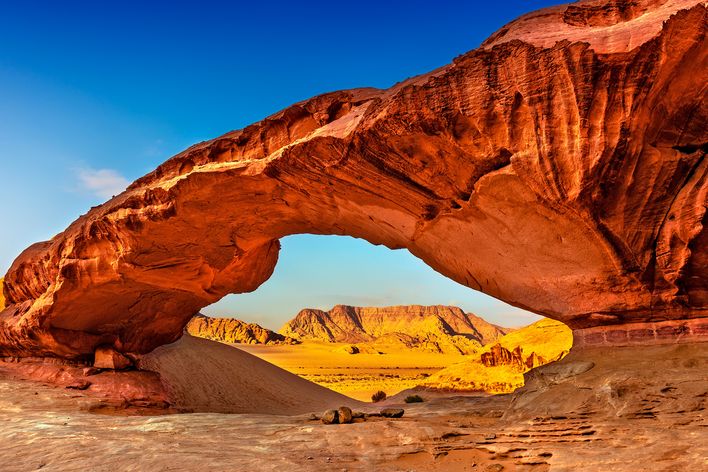 Felsbogen in der Wüste Wadi Rum, Jordanien