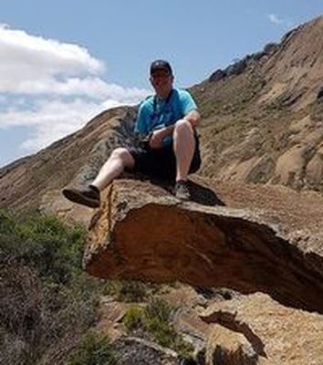 Chronist Robin posiert auf einem Felsvorsprung auf seiner Jordanien-Reise