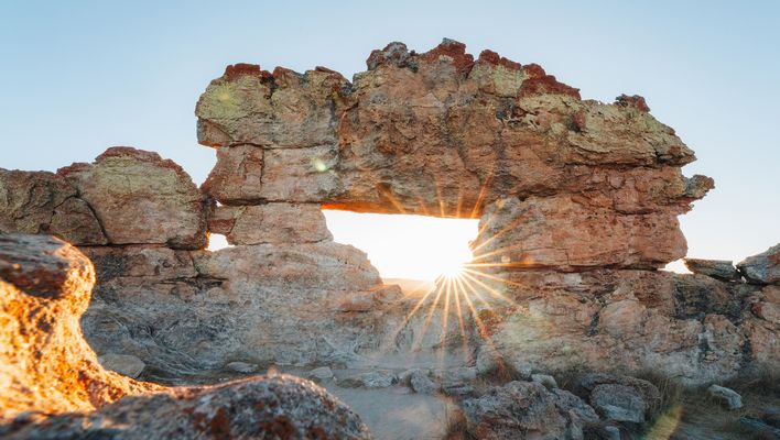 Felsformationen im Isalo-Nationalpark bei Sonnenlicht in Madagaskar