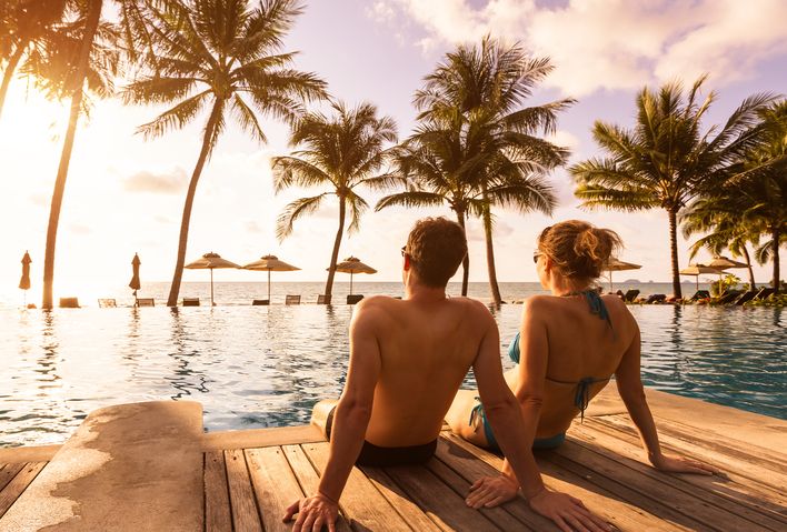 Paar am Hotelpool in der Karibik