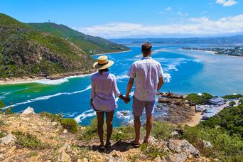 Paar auf einer Klippe in Knysna