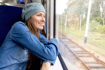 Eine Frau schaut aus dem Fenster des Zuges
