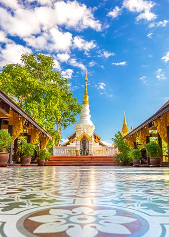 Strahlender Tempel in Lampang mit Mosaik und Pavillions