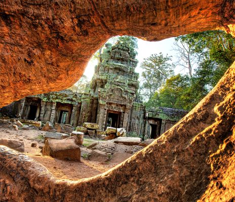 Blick durch Felsen auf Tempel in Kambodscha