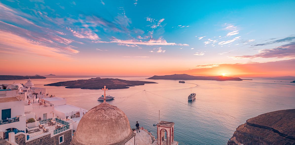 Kreuzfahrtschiffe in der Bucht vor Santorini bei Sonnenuntergang