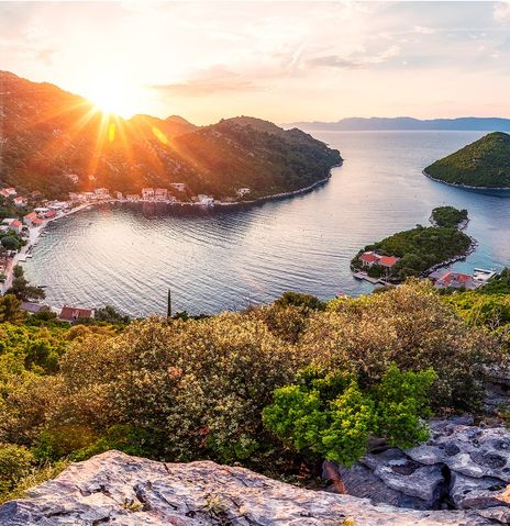 Blick auf Bucht mit Sonnenuntergang