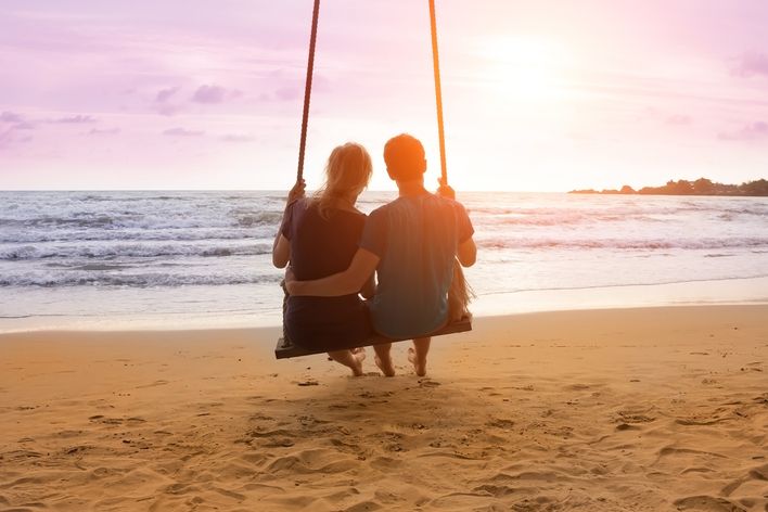 Paar schaukelt am Strand