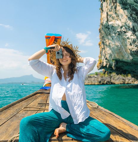 Frau fotografiert auf Boot in Thailand