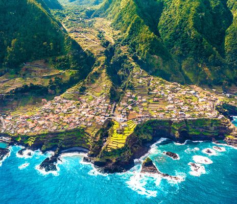 Luftaufnahme von einer Stadt auf Madeira