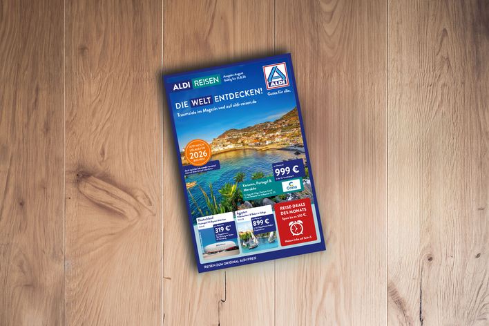Titel des ALDI Reisemagazins Nord August 2026 auf einem Holztisch