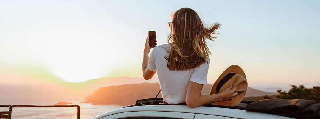 Frau im Auto am Strand