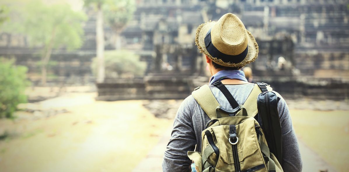 Mann vor Angkor Wat in Kambodscha