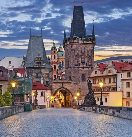 Brücke in Prag am Abend mit Lichtern