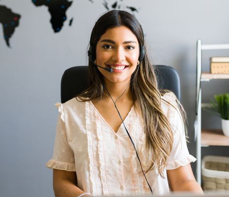Freundliche Frau im Callcenter