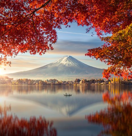 Fuji-Berg mit Morgennebel und roten Blättern am Kawaguchiko-See