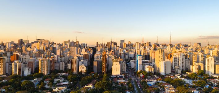 Großstadt São Paulo bei Sonnenlicht mit dichter Bebauung und Hochhäusern