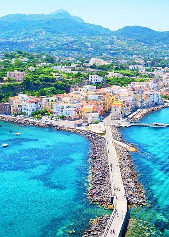 Luftaufnahme von Ischia Küstenabschnitt mit Booten