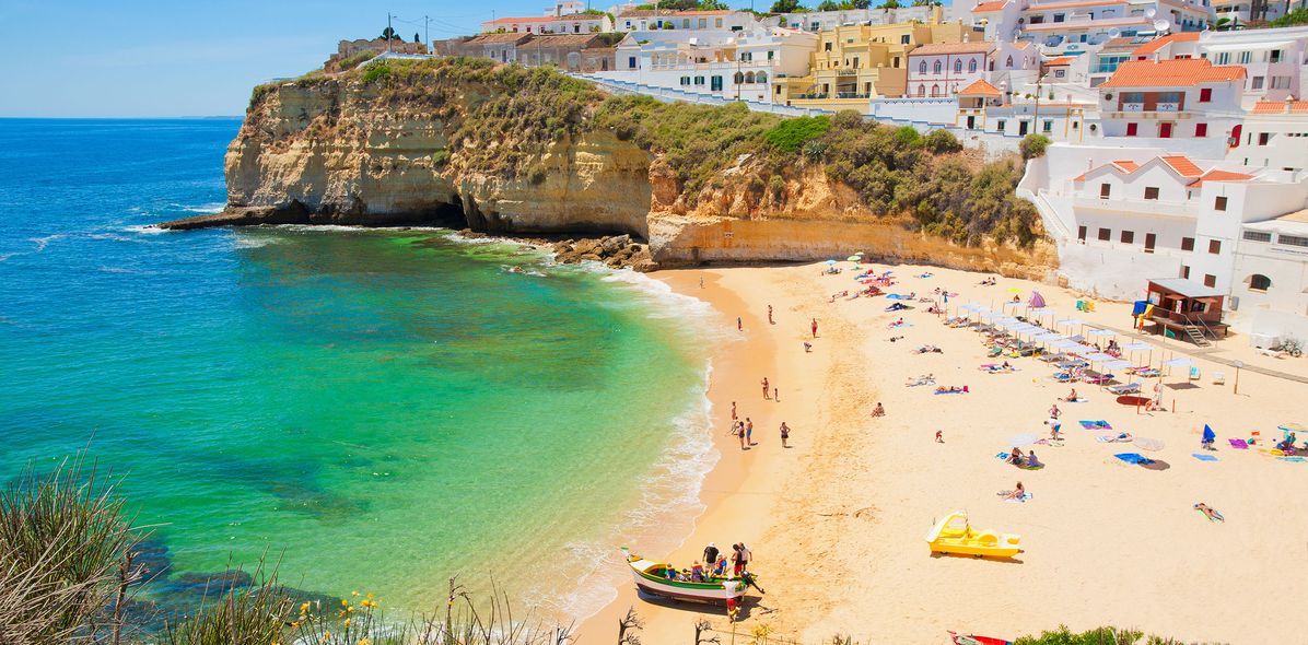 Blick auf Strand an der Algarve