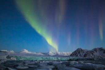 Buntes Polarlicht am Nachthimmel der Antarktis