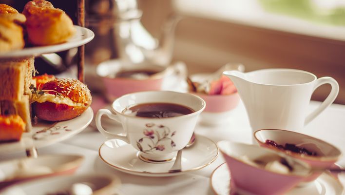 Traditioneller Afternoon Tea mit Scones und Tee in England