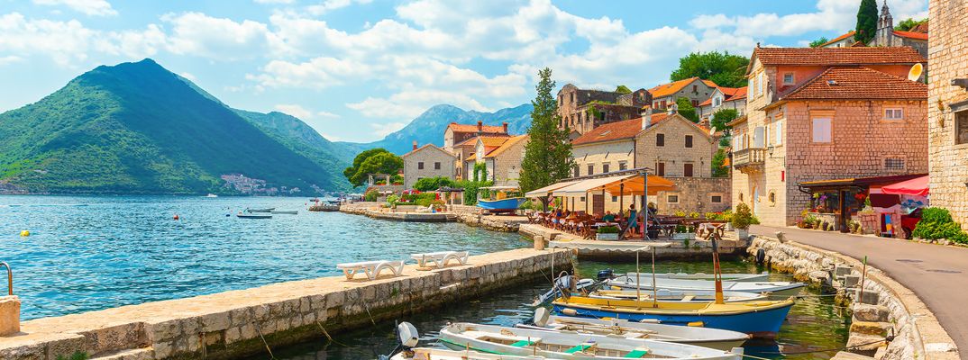 Promenade und Boote in Perast, Montenegro