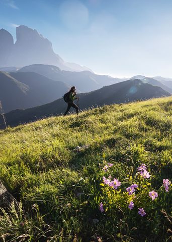 Frau beim Wandern in den Bergen