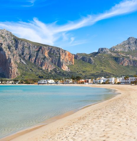 San Vito lo Capo Strand mit Bergkulisse und hellem Sand