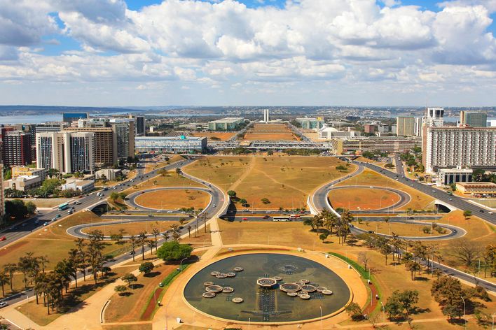 Blick auf die Esplanada dos Ministérios in Brasília mit weitläufigen Grünflächen und Regierungsgebäuden