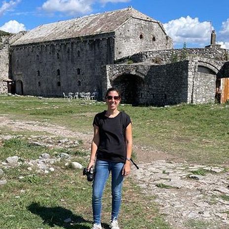 Mitarbeiterin Manuela bei einer Reise in Albanien