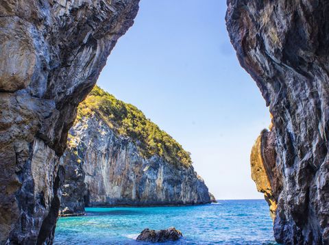 Aussicht auf das Meer durch den Arco Magno bei San Nicola Arcella