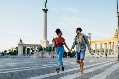 Paar spaziert durch Budapest