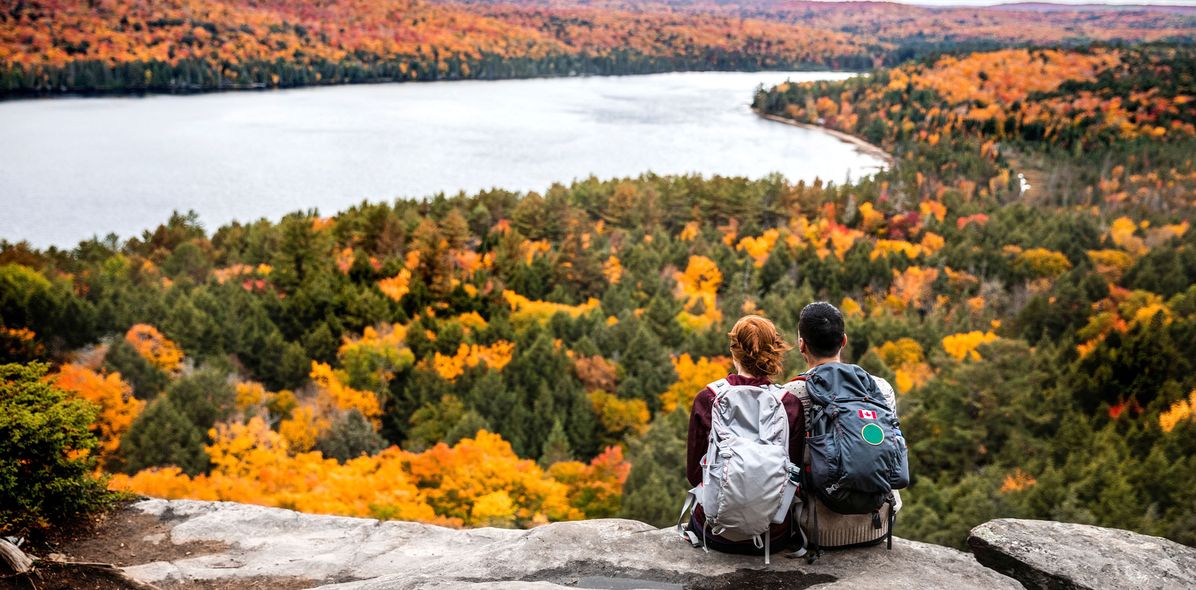 Paar im Algonquin Provincial Park in Kanada