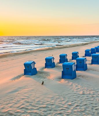 Blaue Strandkörbe am Ostseestrand