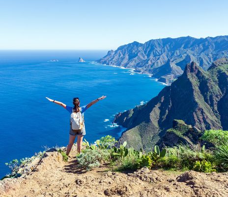 Frau beim Wandern auf Teneriffa