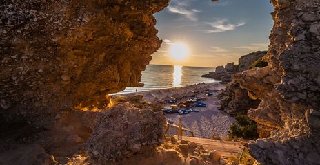 Sonnenuntergang über dem Strand von Himarë, Albanien
