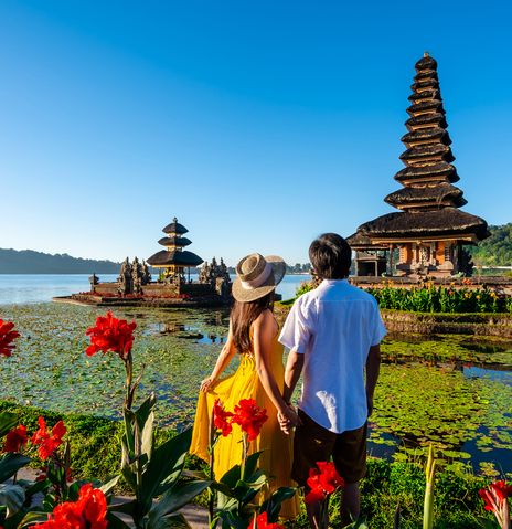Paar vor Tempel in Bali